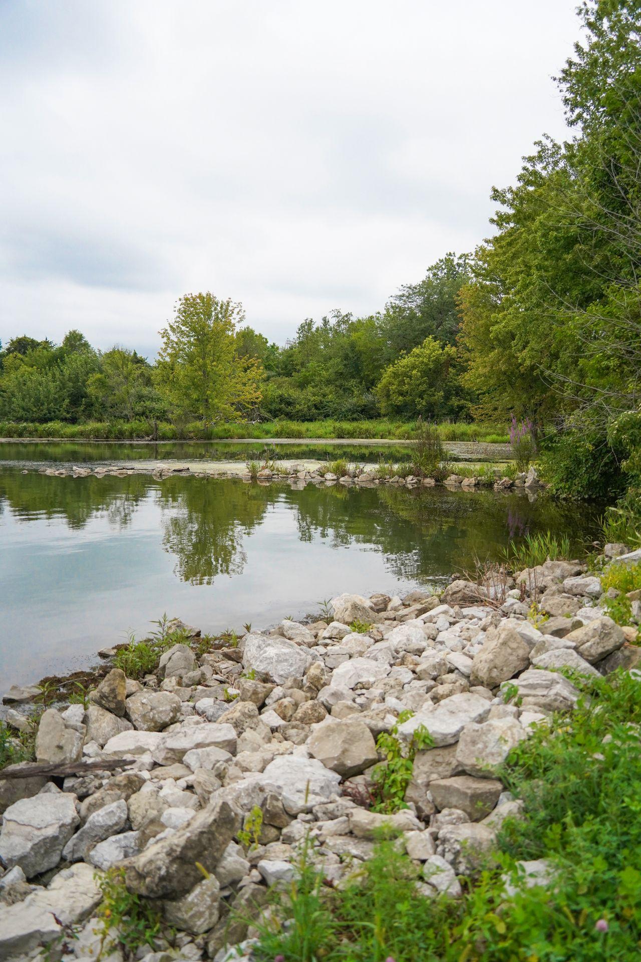 A lake next to white rocks at Pleasant Creek State Recreation Area